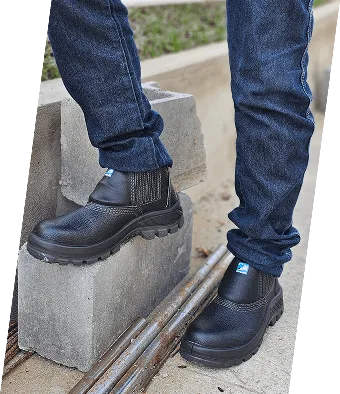 Botas pretas de cano médio em ambiente industrial