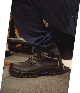 Botas de PVC brancas no campo